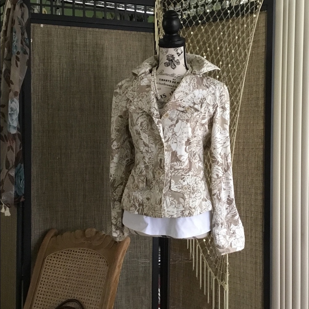 Like new fit and flair Chico’s jacket